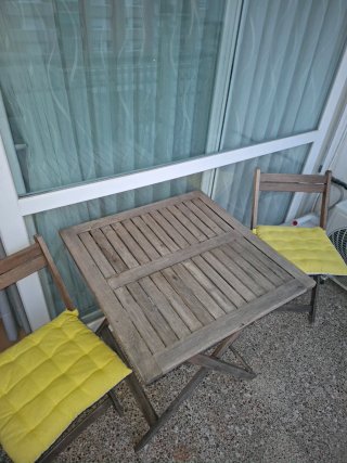 Mesa y sillas de madera gris d exterior e interior