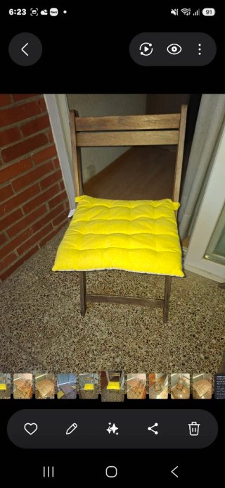Mesa y sillas de madera gris d exterior e interior