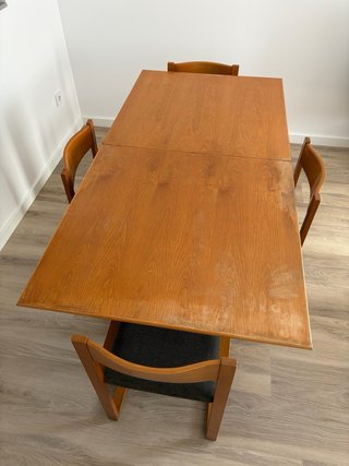 Mesa extensible + 4 sillas (madera maciza).
