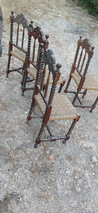 Juego de 4 sillas antiguas de madera y yute
