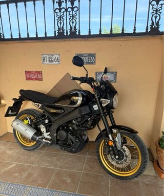 Yamaha XSR 125 Legacy Negra y Dorada