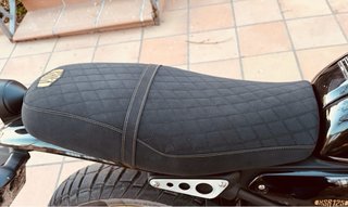 Yamaha XSR 125 Legacy Negra y Dorada
