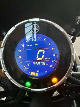 Yamaha XSR 125 Legacy Negra y Dorada