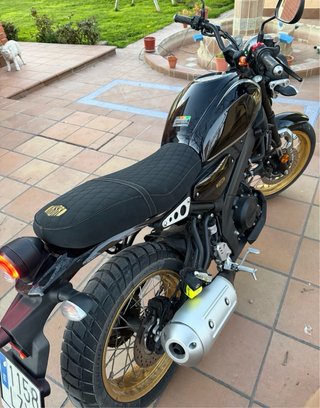 Yamaha XSR 125 Legacy Negra y Dorada