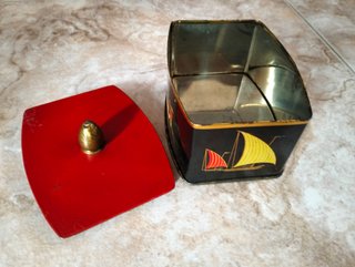 Caja antigua decorada