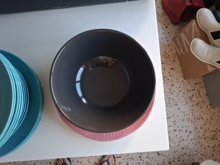 Juego de platos y cuencos azules y rojos y mas