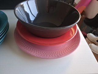Juego de platos y cuencos azules y rojos y mas