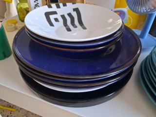 Juego de platos y cuencos azules y rojos y mas