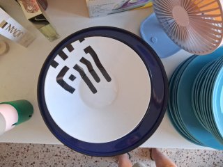 Juego de platos y cuencos azules y rojos y mas