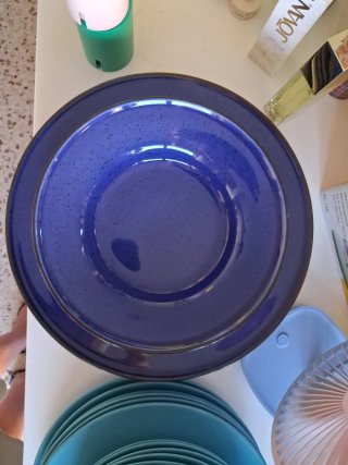 Juego de platos y cuencos azules y rojos y mas