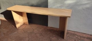 Mesa de escritorio de madera beige