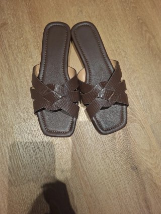 Sandalias planas marrones mujer