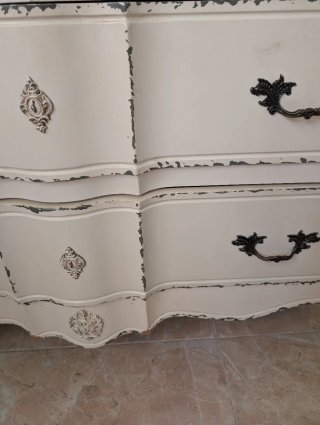 Cómoda de madera blanca y gris