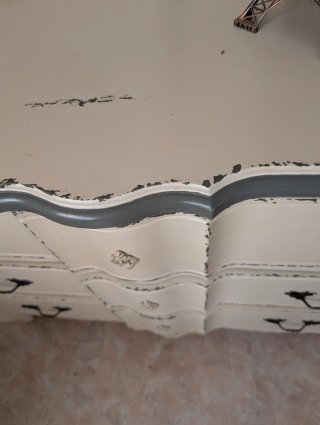 Cómoda de madera blanca y gris