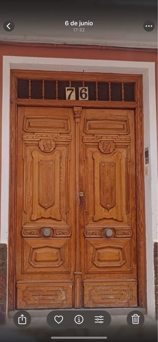 Puerta de madera tallada a mano