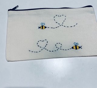 Pochette con api ricamate a mano nuova