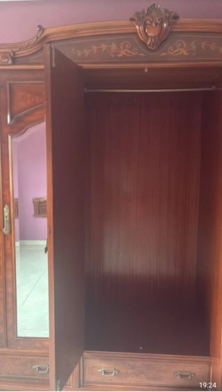 Armario grande de madera, le falta un cajón