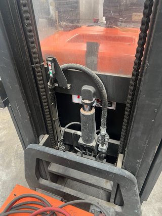 Apilador BT con plataforma y elevación de patas