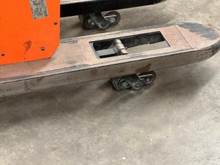 Apilador BT con plataforma y elevación de patas