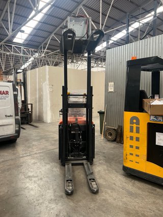Apilador BT con plataforma y elevación de patas