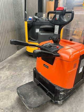 Apilador BT con plataforma y elevación de patas