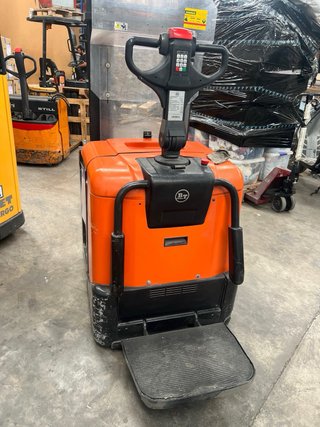 Apilador BT con plataforma y elevación de patas
