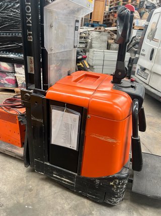 Apilador BT con plataforma y elevación de patas