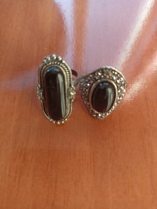 Anillos vintage negros y plateados