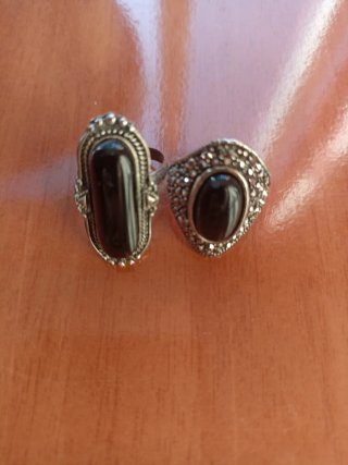 Anillos vintage negros y plateados