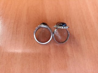 Anillos vintage negros y plateados
