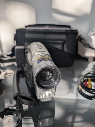 Videocámara JVC Super VHS con bolsa y cargador
