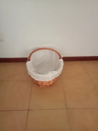 Cesta de mimbre con forro de tela