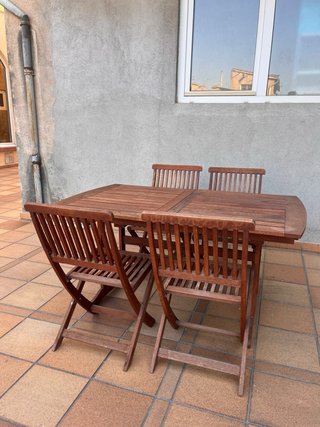 Mesa y 4 sillas de madera exterior