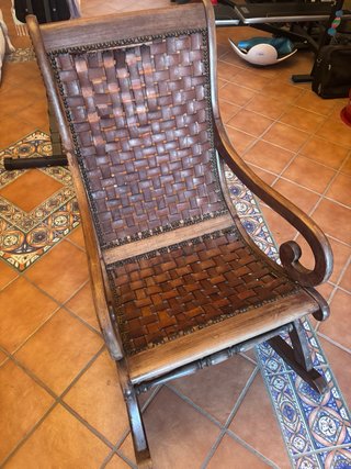 Mecedora de madera y cuero