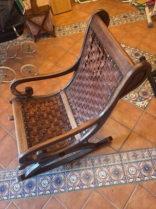 Mecedora de madera y cuero