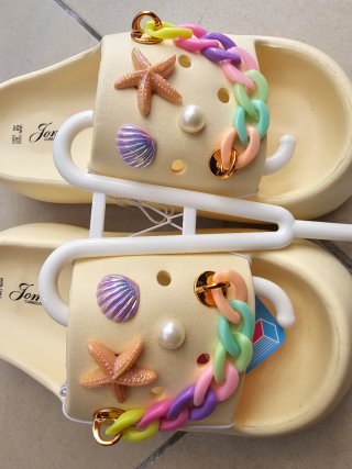 Ciabatte beige con decorazioni colorate