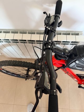 Bicicleta de montaña roja Negociable
