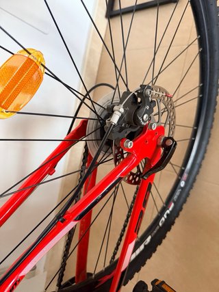 Bicicleta de montaña roja Negociable