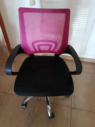 Silla de oficina con ruedas y elevador