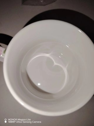 Tazza in porcellana bianca decorata a mano