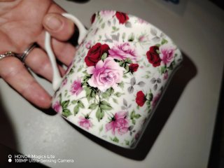 Tazza in porcellana bianca decorata a mano