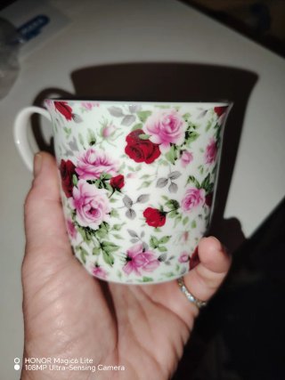 Tazza in porcellana bianca decorata a mano