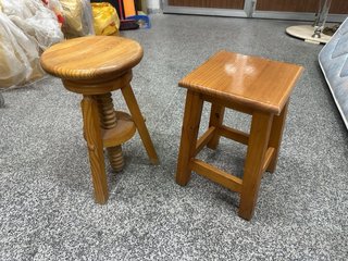 2 taburetes de pino marrones