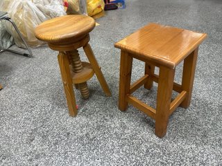 2 taburetes de pino marrones