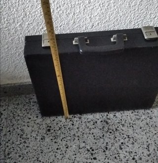 Maletín negro con asa y cierres
