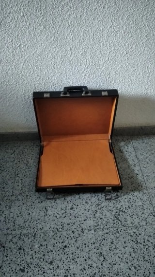 Maletín negro con asa y cierres