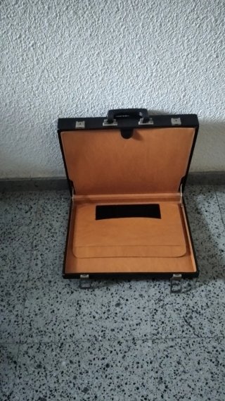 Maletín negro con asa y cierres