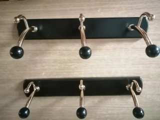 Percha Madera Negro y Dorado, tengo 2, 15€ cada un