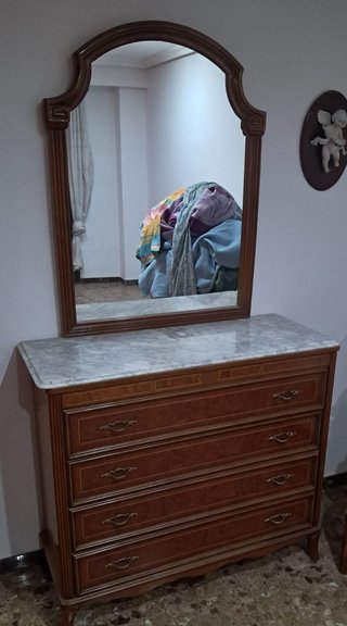 Cómoda de madera con espejo y mármol