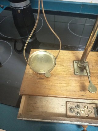 Balanza de farmacia antigua con pesas